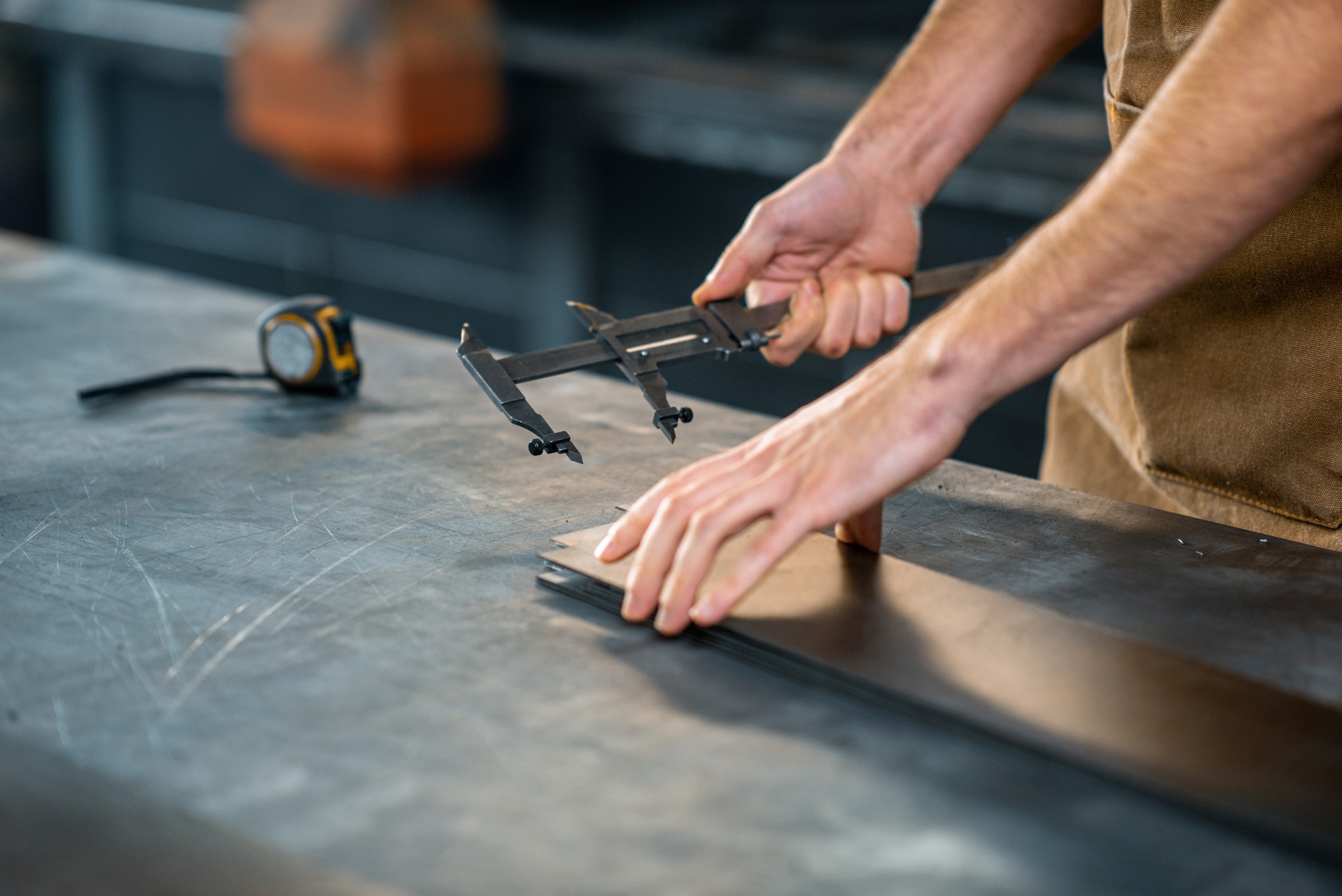 Metaalindustrie arbeider in fabriek