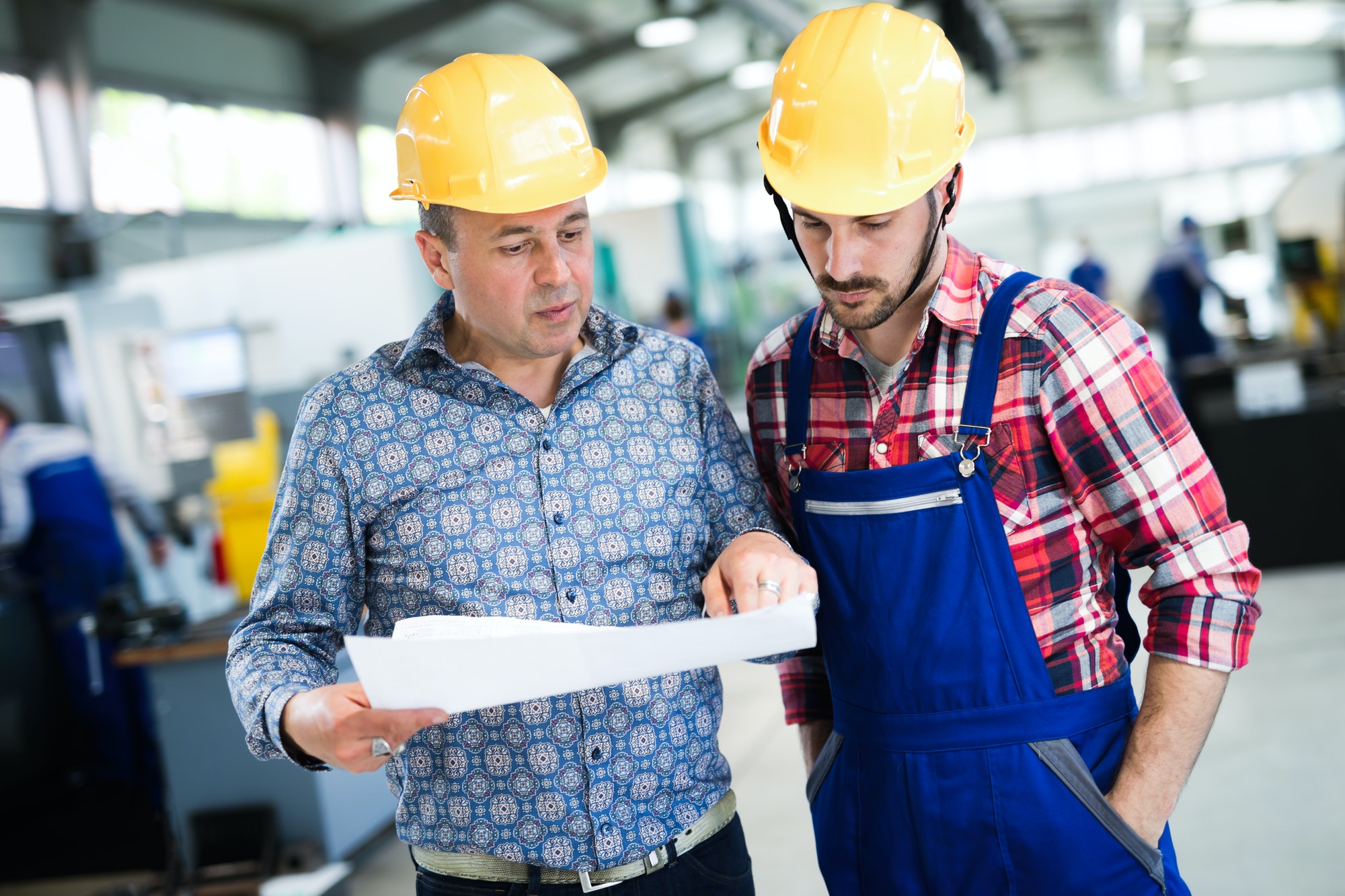 Supervisor en ingenieur werkzaam in de metaalindustrie